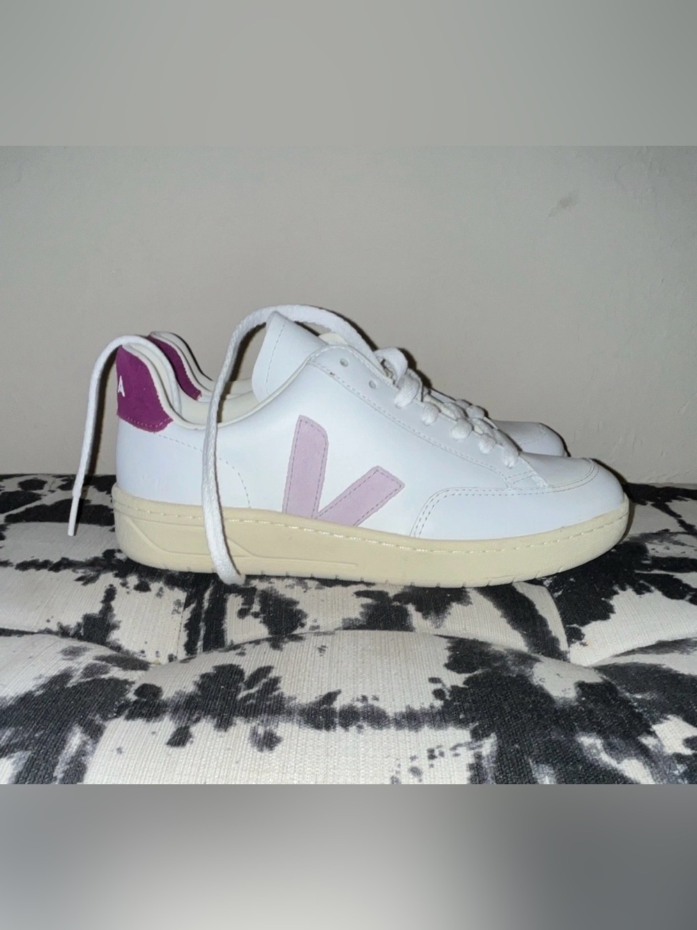 VEJA Women's Low-Top Lace-Up Sneakers White/Purple Solid Rubber Outsole